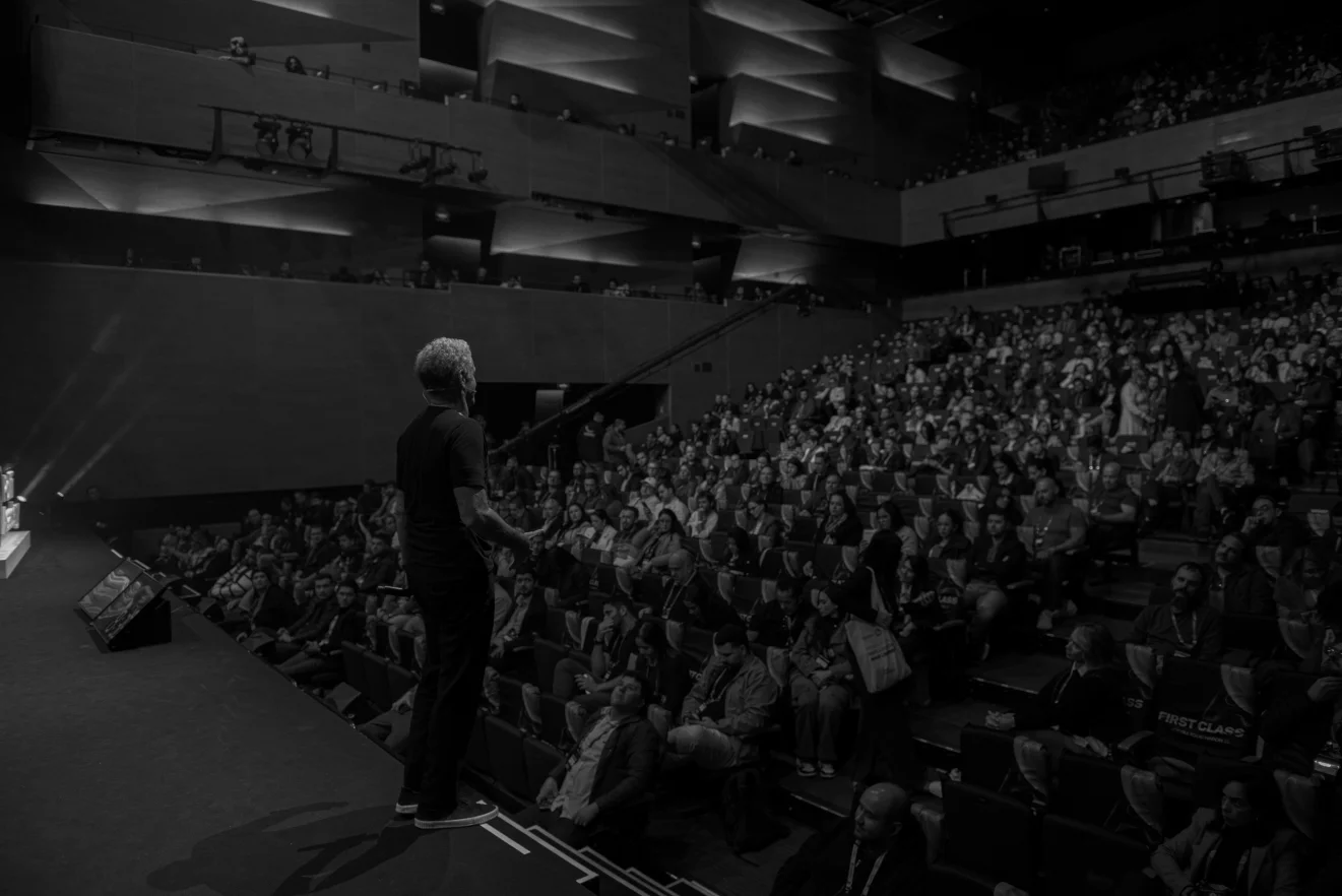 Marcelo Politi no palco do Acelera Food Nation falando para o auditório lotado