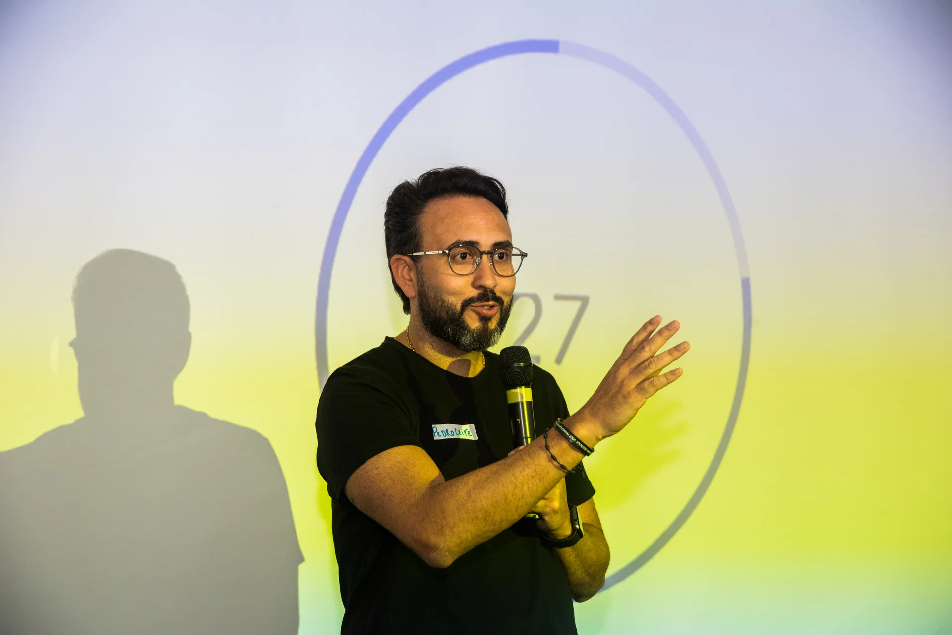 Pedro Leite falando ao microfone num evento da Politi Academy