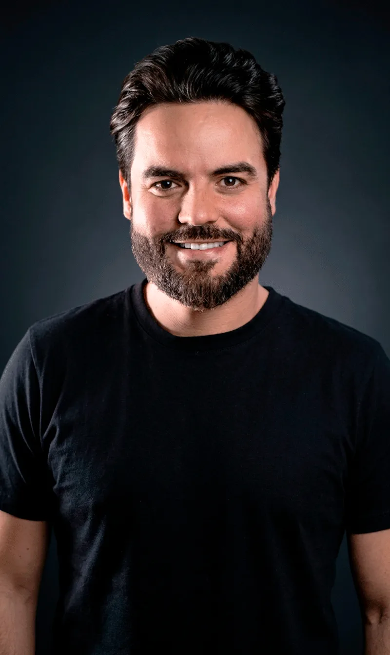 Lucas Profeta sorrindo em foto de retrato