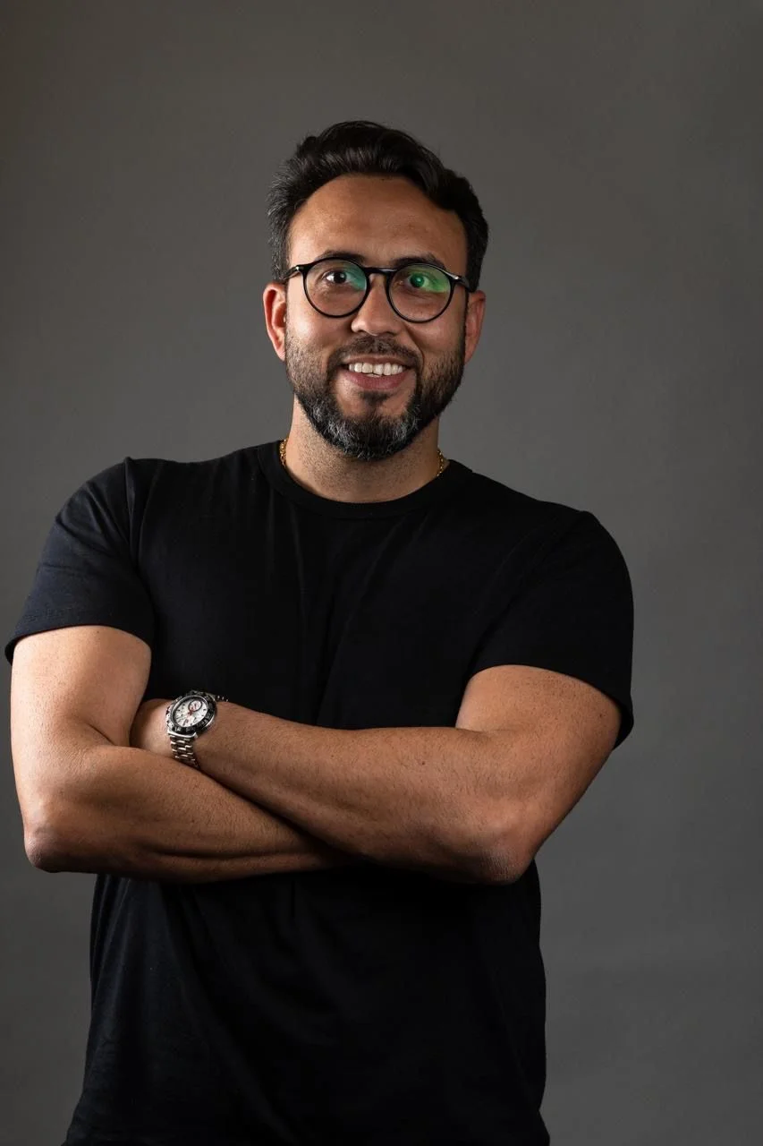 Pedro Leite de braços cruzados em foto de retrato
