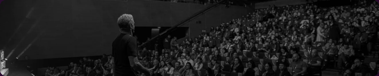 Marcelo Politi de costas no palco, audiência completa do Acelera Food Nation à frente