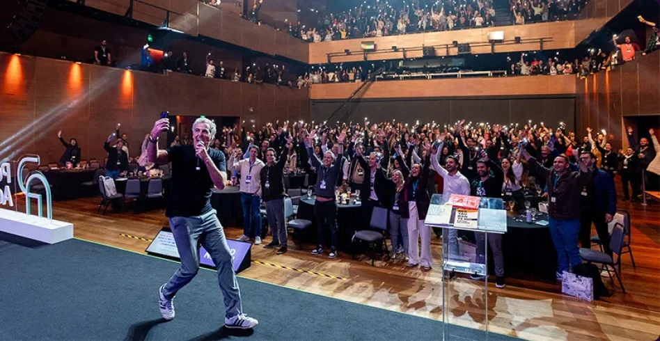 Marcelo Politi tirando selfie com plateia inteira de pé aplaudindo