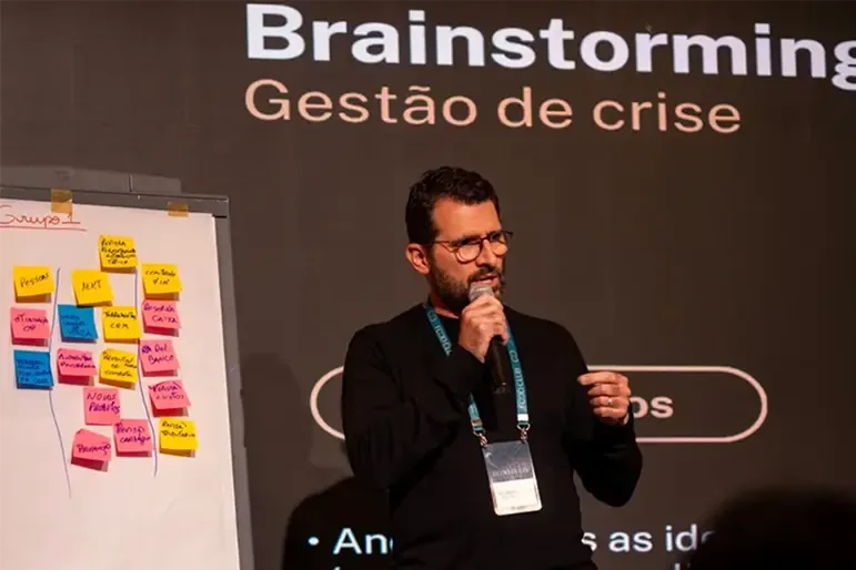 Sessão de brainstorming com quadro de notas adesivas coloridas