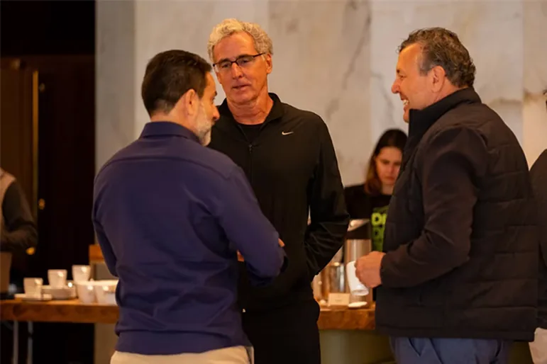 Empresários conversando em torno de mesa com café no networking